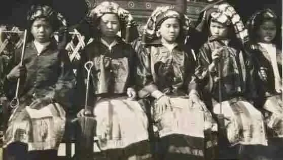 Historical Tai Nuea (Dai Le) Photographs